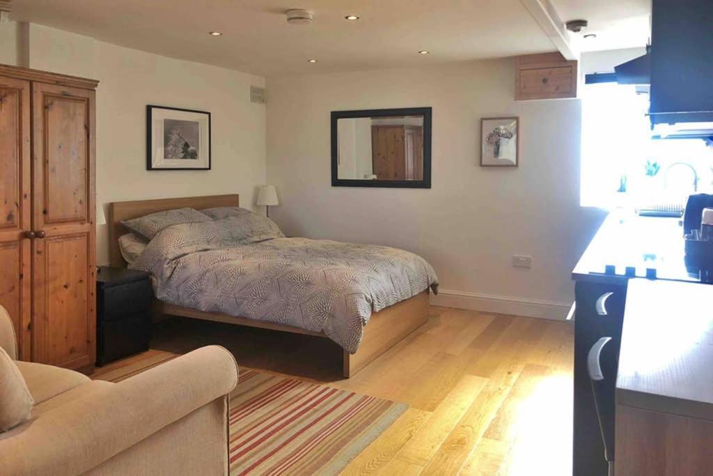 Modern Studio Apartment Near Town Centre بول المظهر الخارجي الصورة