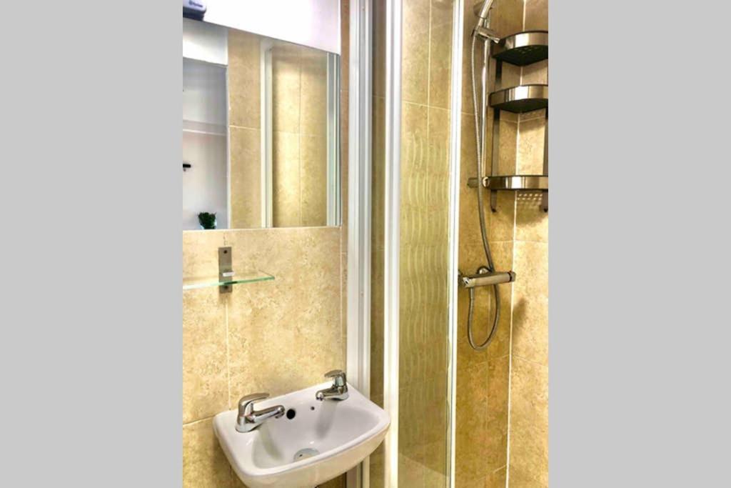 Modern Studio Apartment Near Town Centre بول المظهر الخارجي الصورة